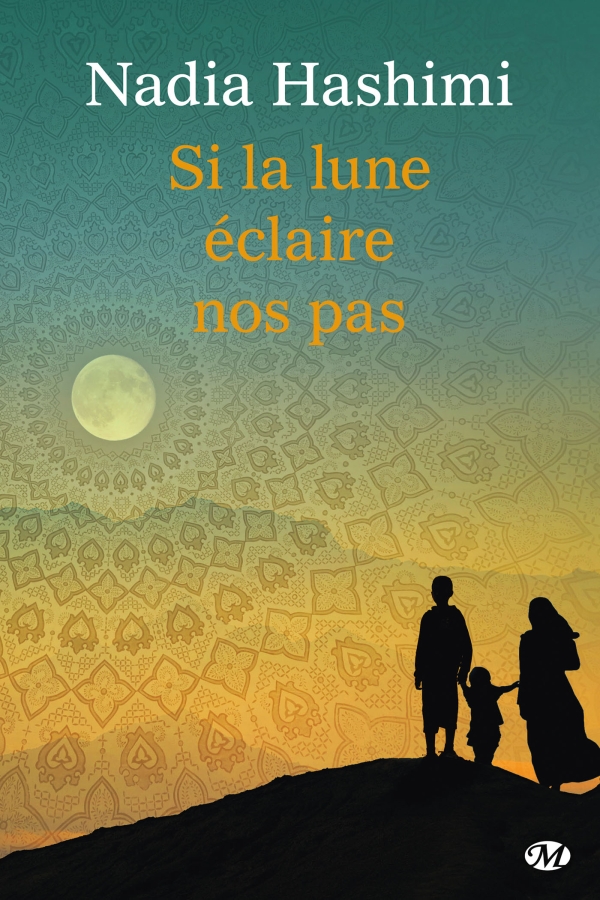 Couverture du livre "Si la lune éclaire nos pas" de Nadia Hashimi. Illustration. Des motifs géométriques en cercle émanent de la lune qui éclaire des montagnes en arrière-plan. En silhouette à l'avant-plan, un garçon tient la main d'un enfant, une femme à ses côtés. Tous sont tournés vers la lune.