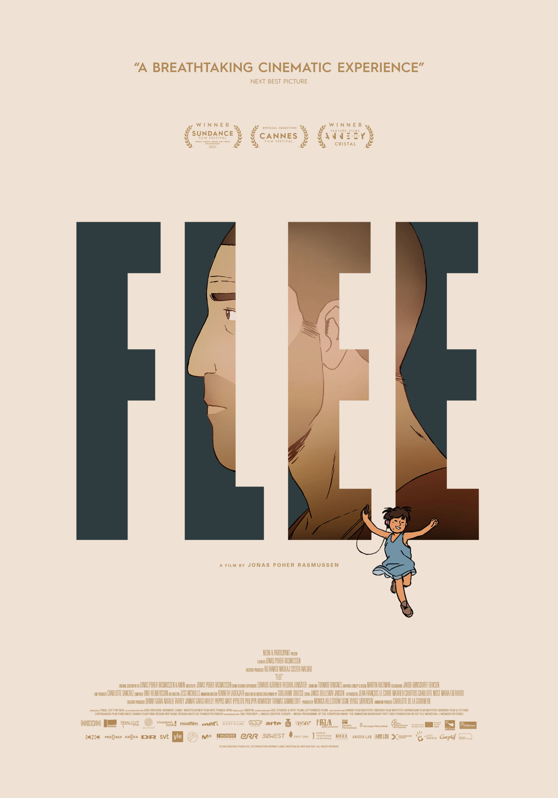 Sur fond clair, le mot "FLEE" apparaît en grand. Les lettres sont remplis par un visage d'homme à l'air triste. Il a les cheveux courts et une barbe légère. Devant les lettres, une petite fille sautille joyeusement